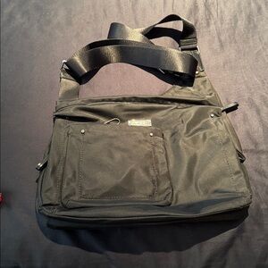 Tumi Stylish Black Crossbody Bag preowned great shape non smoking home